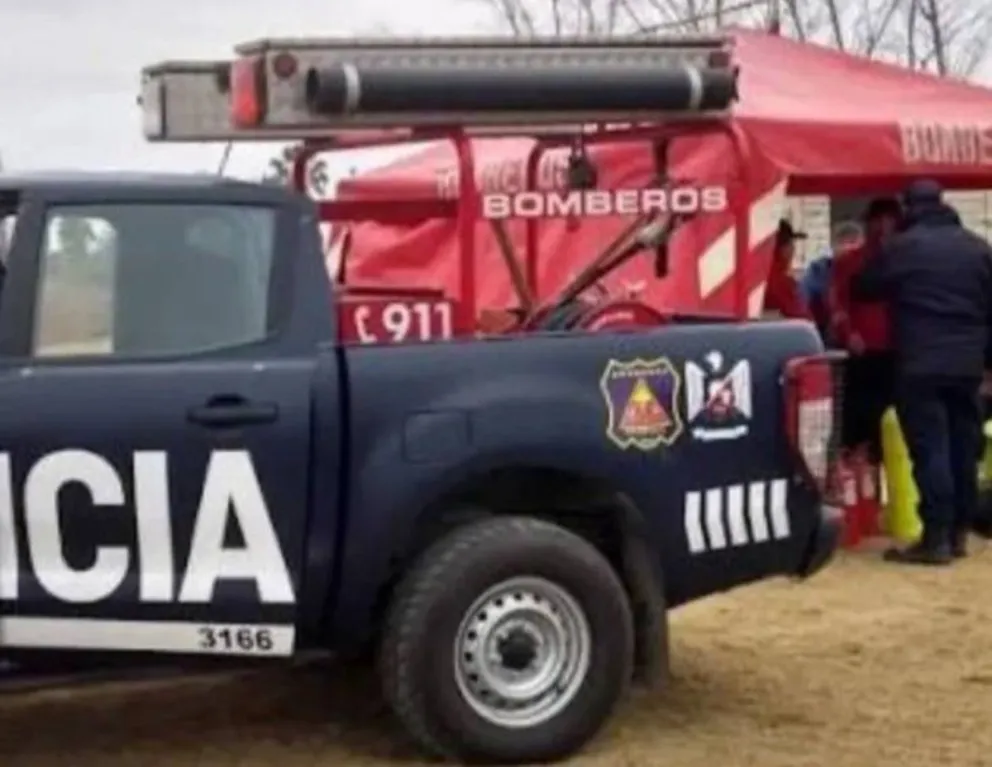 Policía y bomberos durante el rescate.