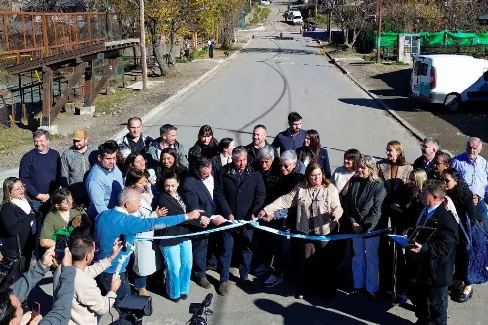 El gobernador de Neuquén visitó la localidad e inauguró 18 cuadras de asfalto y anunció más obras. Foto: gobierno de Neuquén.