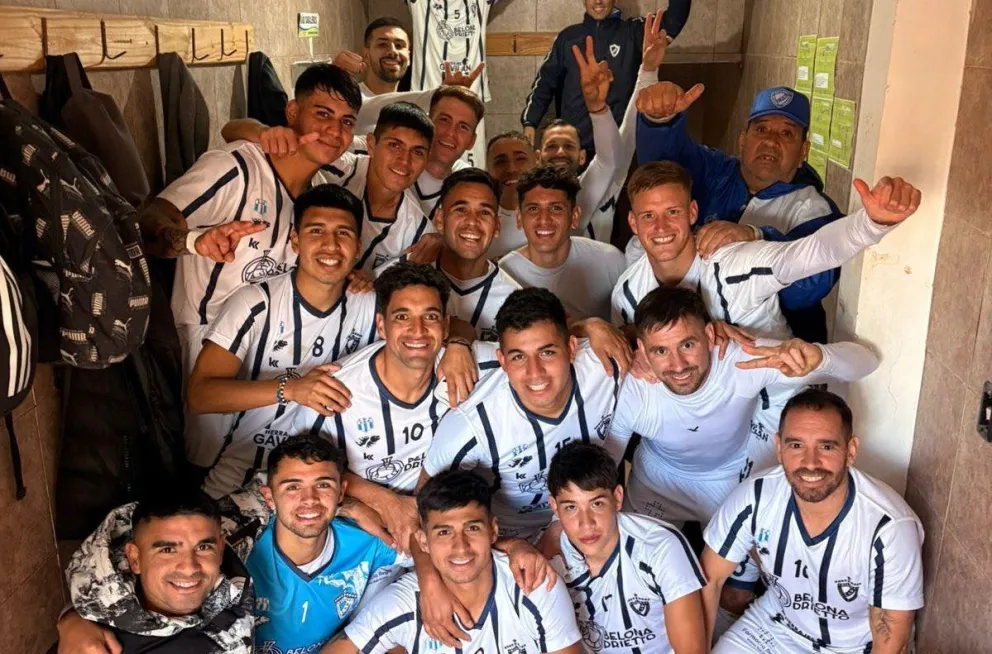 Regina festejando en La Pampa. El "Albo" sigue en lo más alto. Foto: prensa Atlético Regina.