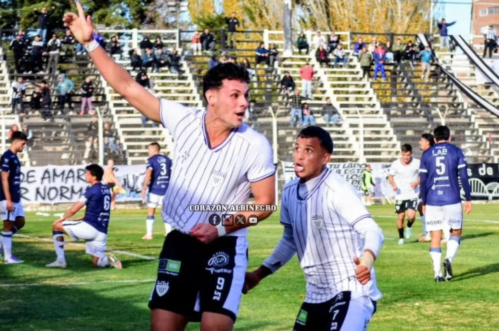 El festejo de Acevedo y de todo Cipolletti. Buen triunfo en casa. Foto: Corazón Albinegro.