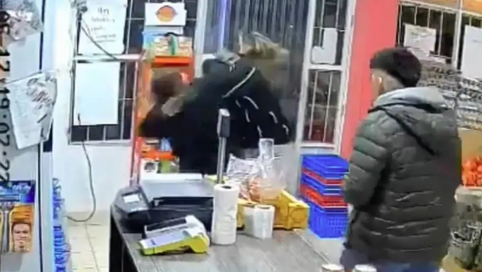Toda la pelea quedó registrada en las cámaras de seguridad del comercio.