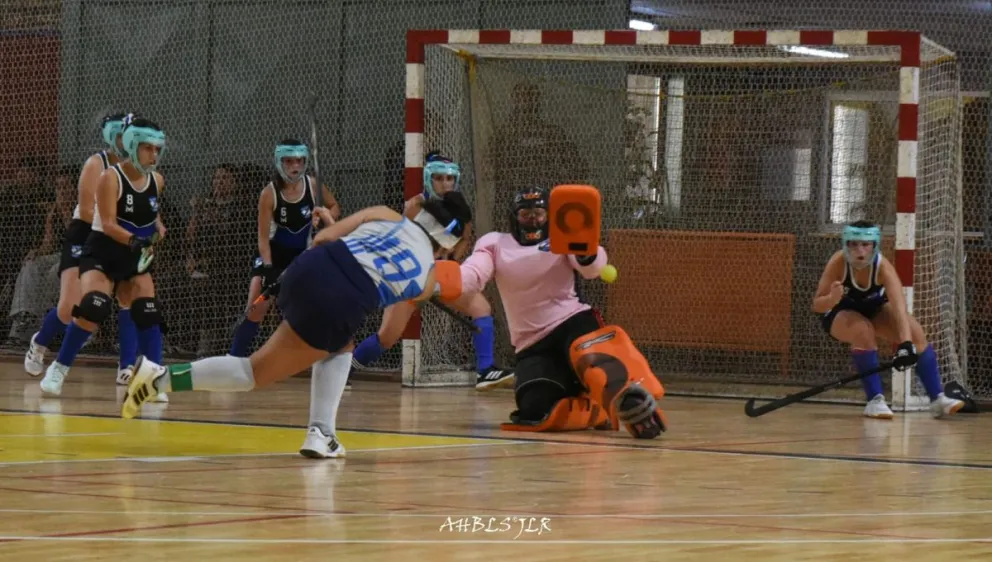La liga B femenina del hockey pista local está al rojo vivo. Foto: José Luis Reybaud