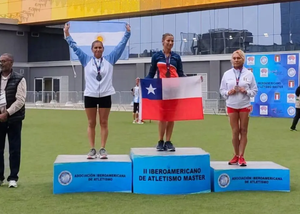 Miiriam, en uno de sus podios y con la bandera argentina. Fotos: gentileza.