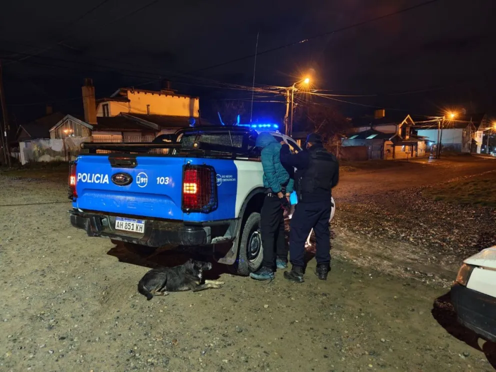 El menor de edad fue demorado mientras que el joven de 26 años quedó detenido. Foto: Policía de Río Negro.