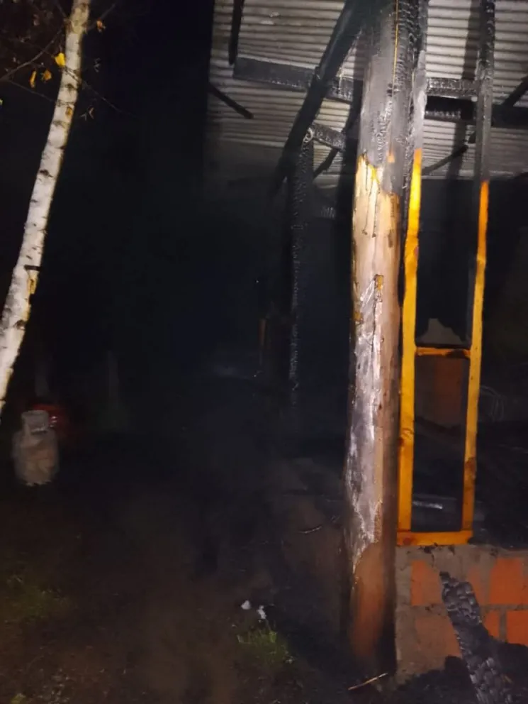 La vivienda de aproximadamente 10 por 10 metros, quedó destruido en su totalidad. 