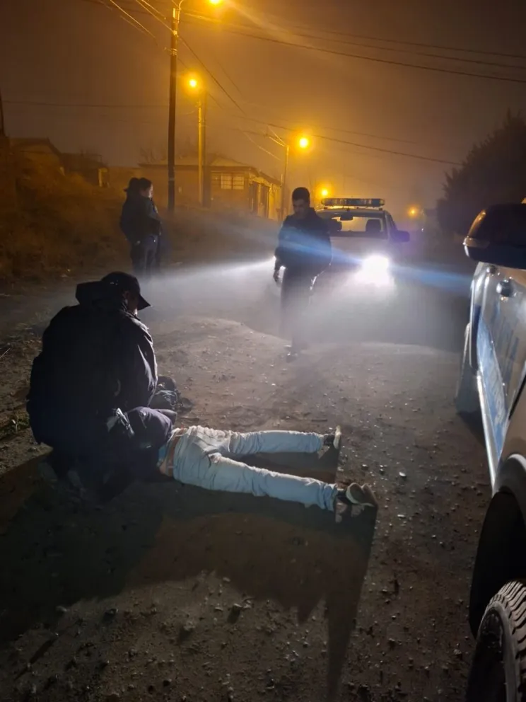 El sujeto fue detenido a las pocas cuadras cuando caminaba con el parabrisas. Foto: Policía de Río Negro.
