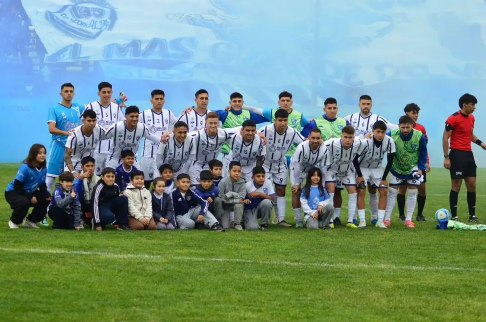 Regina goleó a Catriel y depende de sí mismo para lograr el bicampeonato. Foto: prensa club Atlético Regina.-