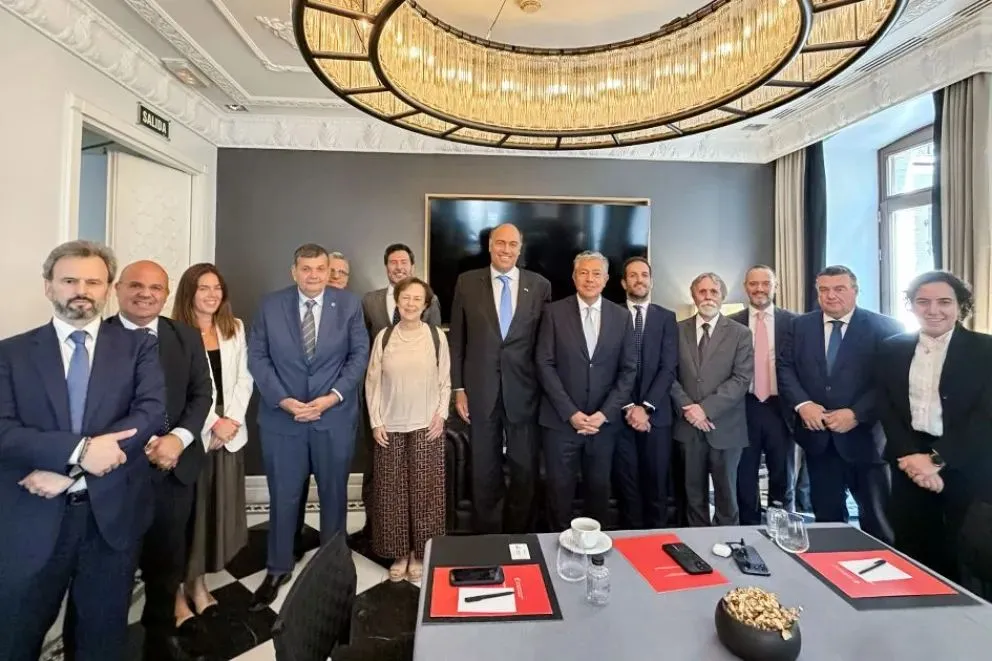 Rolando Figueroa reunión con inversores. 