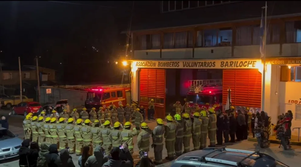 Bariloche cuenta con más de 200 bomberos voluntarios distribuidos en los diversos cuarteles y destacamentos.