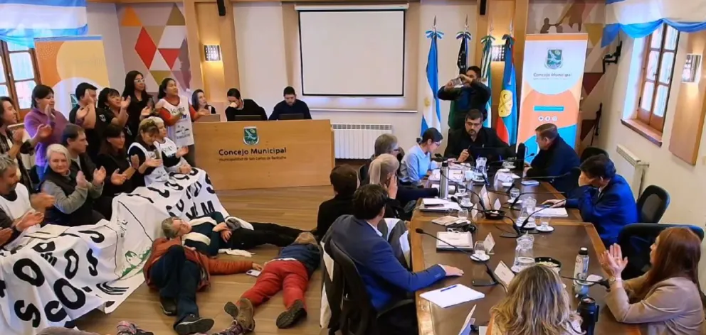 Adultos mayores se recostaron en el piso del Concejo para manifestar su descontento con el veto.