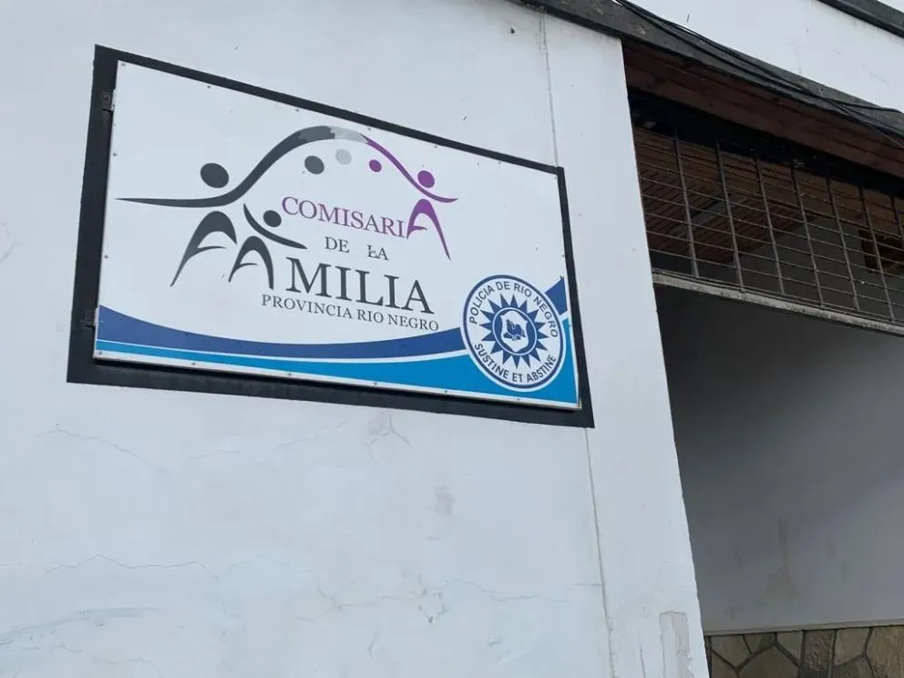 Si sos víctima de violencia intrafamiliar, podés realizar la denuncia en la Comisaría de la Familia, ubicada en Vilcapugio 931, abierta las 24 horas. O por teléfono: 4423697. 