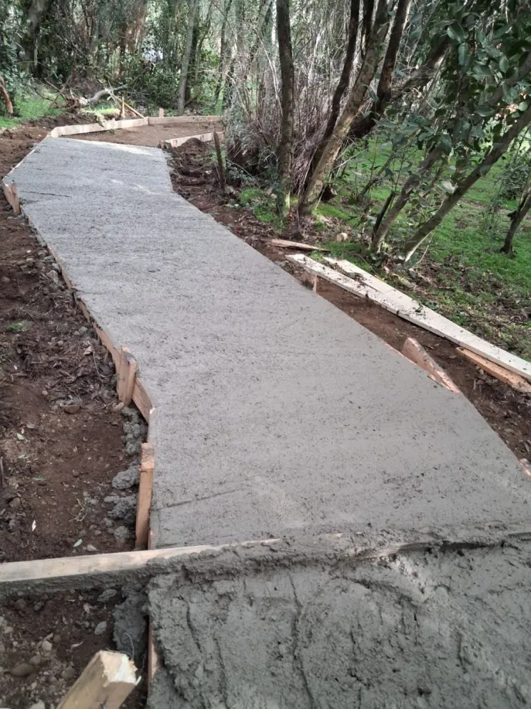 Para la pasarela se utilizaron alrededor de diez metros cúbicos de hormigón. Fotos:  Bariloche Informa.