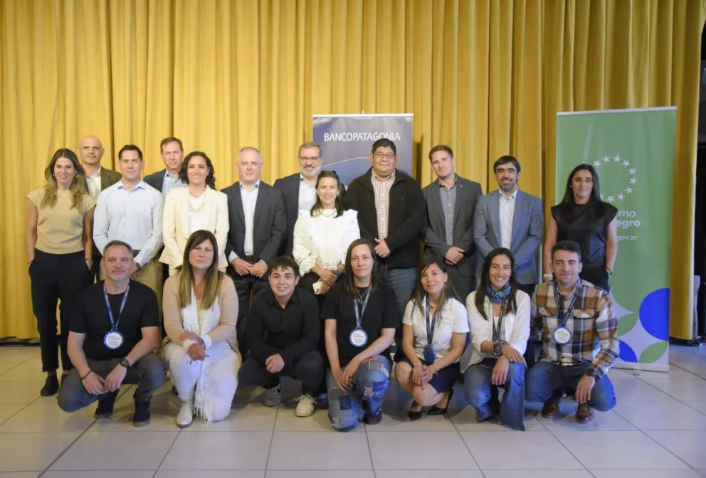 Los finalistas 2025 junto a los socios patrocinantes. Hubo muchos barilochenses en competencia. Foto gentileza 