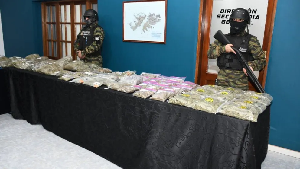 Durante la conferencia de prensa presentaron lo secuestrado.