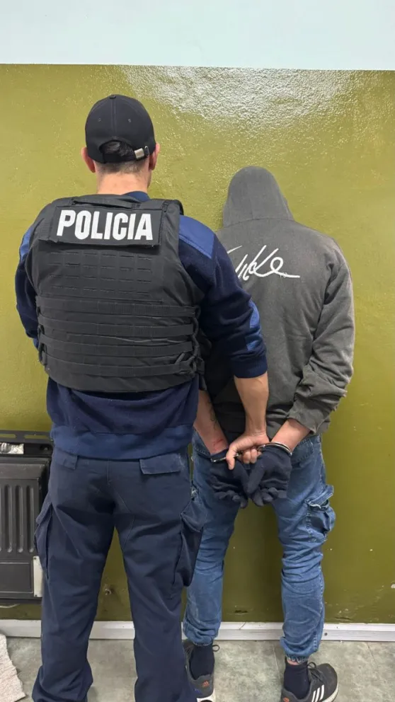 El hombre intentó agredir a los uniformados con una varilla de hierro pero fue detenido. Foto: Policía de Río Negro.