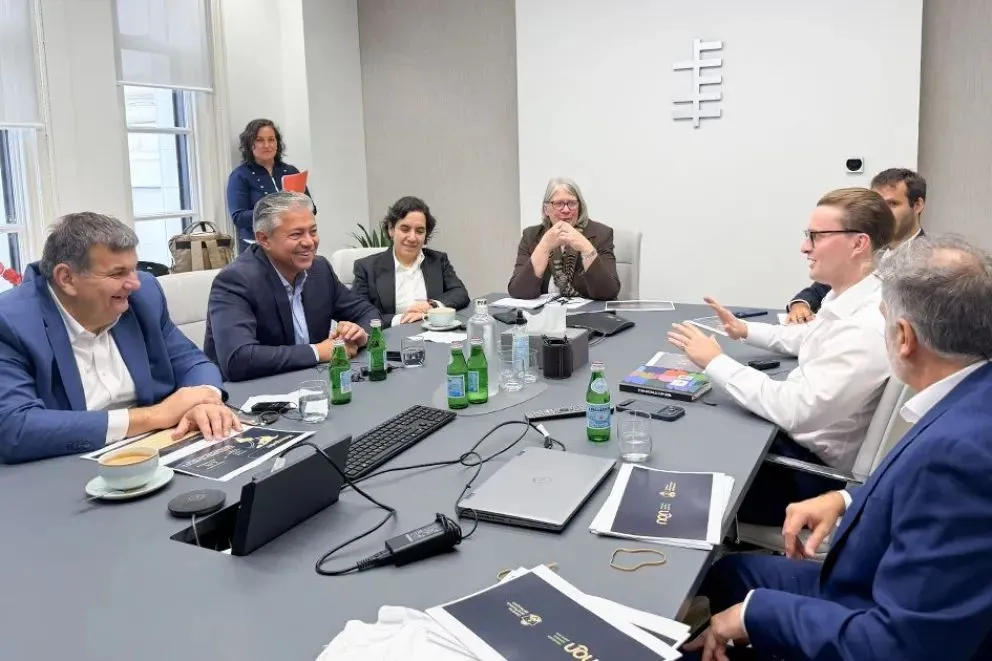 El gobernador Rolando Figueroa reunido.