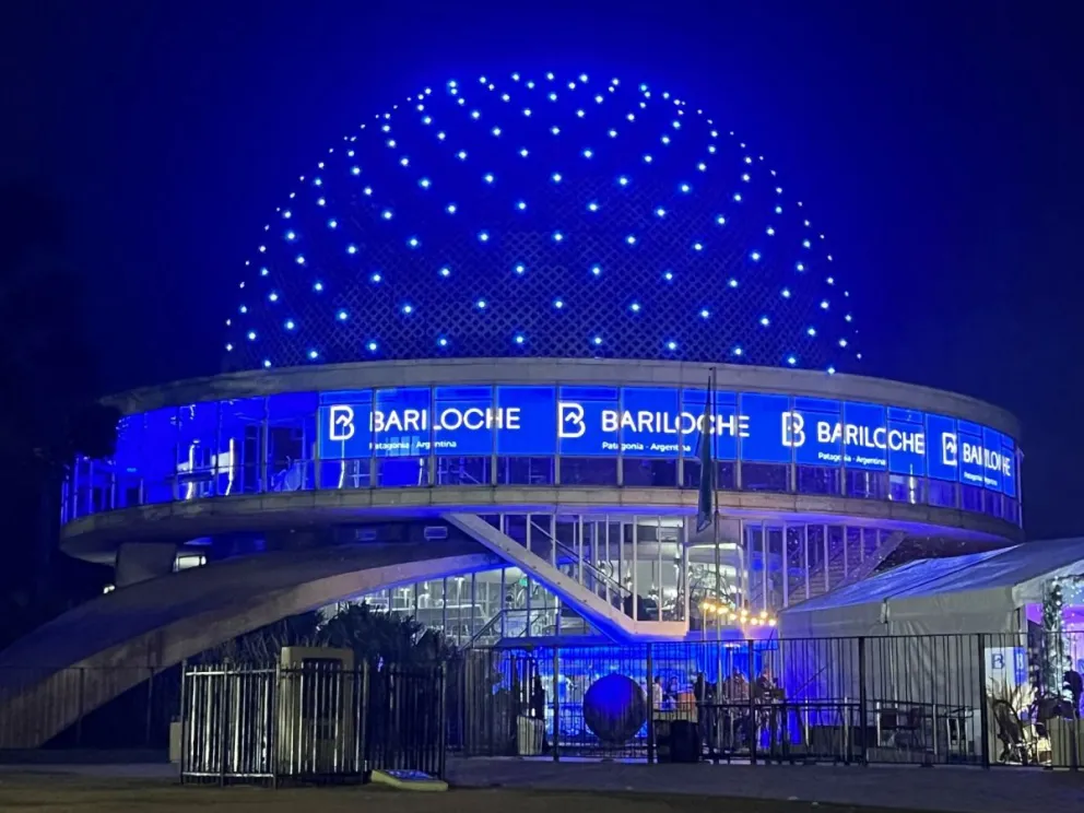 La puesta incluyó un mapping 360° sobre el domo y el anillo exterior del edificio.
