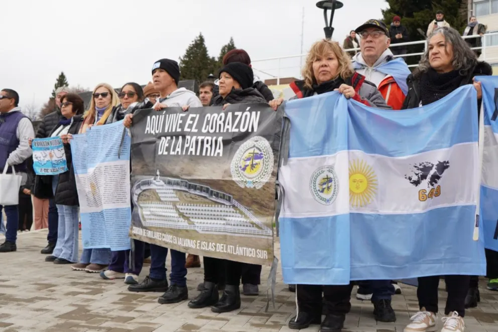 Las palabras alusivas estuvieron a cargo de Irma Olavarría, familiar del caído, y de Rubén Pablos, director provincial de Veteranos de Guerra de Malvinas.