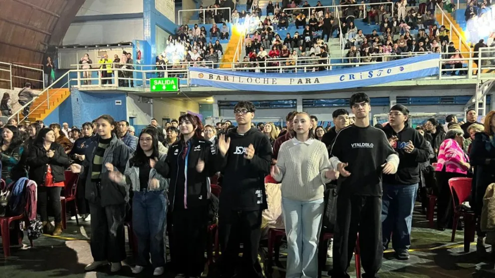El evento "Pentecostés 2026 – Unánimes" fue presidido por el pastor Rubén Vera.