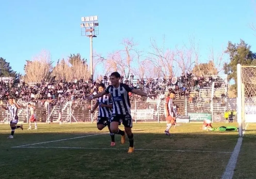 Cipolletti ganó bien como local y saltó a la posición de escolta. Foto: Sitio Albinegro.