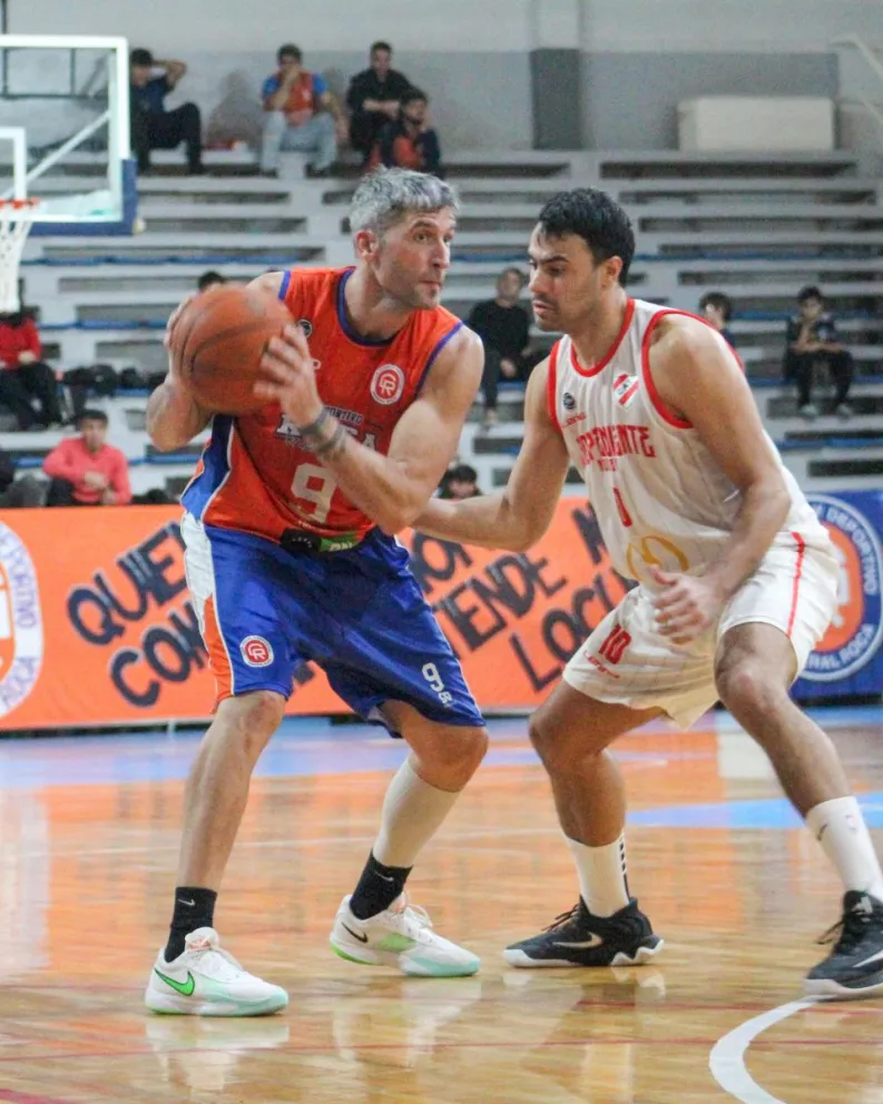 García Barros (Roca) con la pelota ante la marca de Fedele (Independiente). El "rojo" ganó en General Roca. Foto: gentileza.