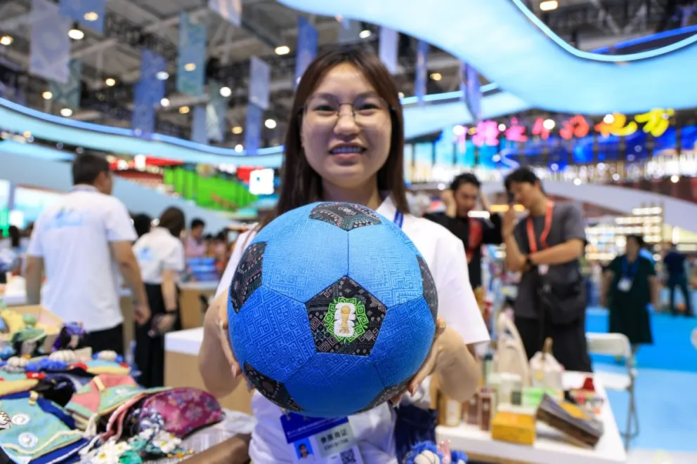 El sello “Hecho en China” estará en buena parte del merchandising que inundará el planeta fútbol y los estadios en México, Canadá y EE.UU.