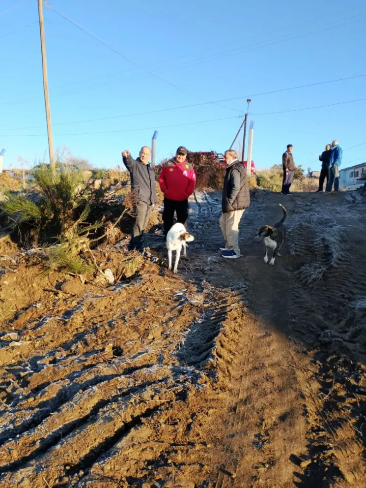 Integrantes de ADEFUL se convocaron para resguardar y emparejar con herramientas el suelo del predio ubicado en el barrio Vivero. Foto: Prensa ADEFUL. 