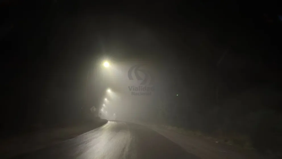 La neblina volvió a cubrir la ciudad de Neuquén.