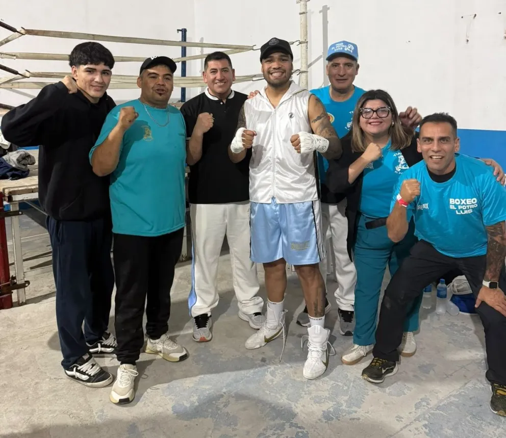 Luis y todo su equipo, festejando en General Conesa. Foto: gentileza.