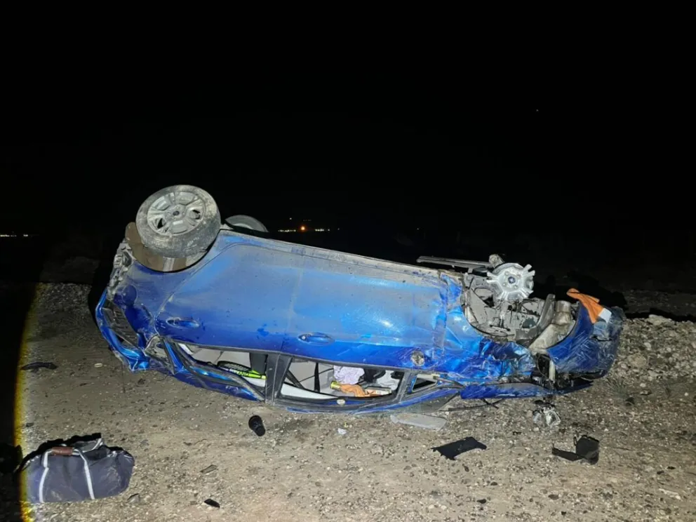 Tras el vuelco, el auto permaneció varias horas en el lugar. (Foto: Gentileza Centenario Digital)