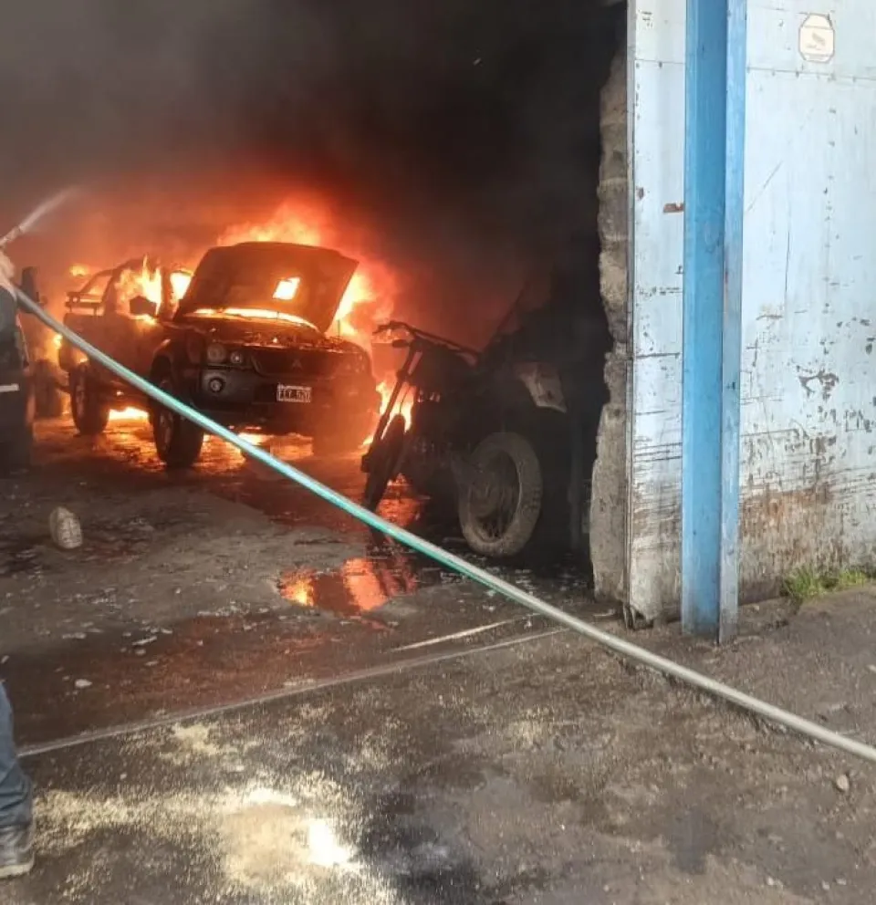 Fuerte operativo en la zona del Ñireco para controlar el incendio. Fotos: Gentileza  