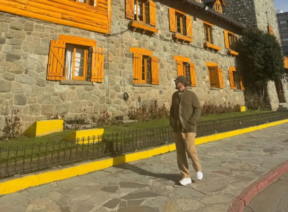 En pleno Centro Civico: la postal que termina de confirmar su paso por Bariloche. Foto Facebook.