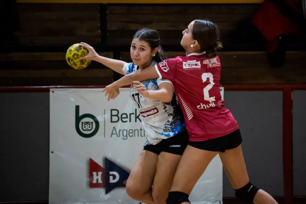 En damas, Nahuel Huapi es protagonista. Las chicas jugarán hoy su tercer partido. Foto: Prensa CAH.