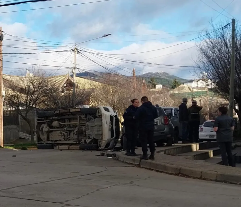 La mujer que conducía la camioneta fue trasladada al hospital público.