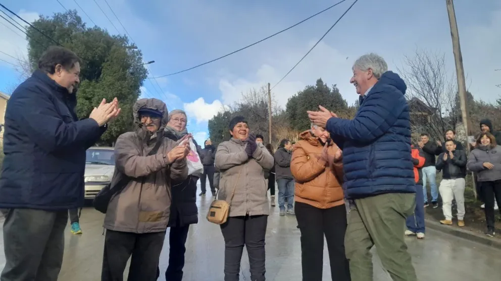  La calzada cuenta con ocho metros de ancho y 18 centímetros de espesor, lo que equivale a 2.460 metros cuadrados de superficie pavimentada. 