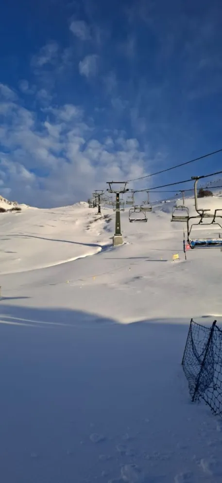 La nieve no llegó a cubrir la base del cerro, pero se esperan nevadas para los próximos días.