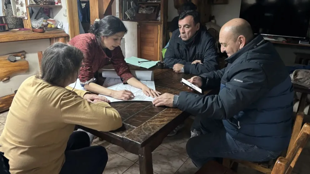 El Ministro Jara trabaja con los referentes barriales de Bariloche. Foto gentileza