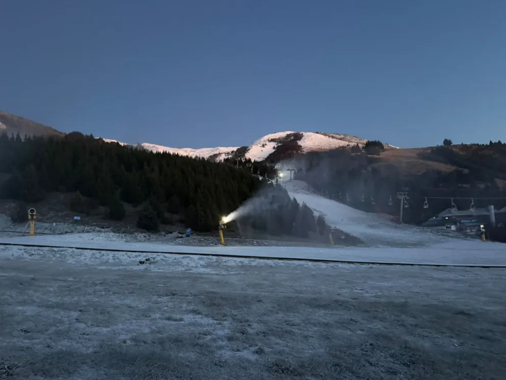 Los equipos comenzaron a producir nieve en sectores estratégicos de la montaña. Foto gentileza