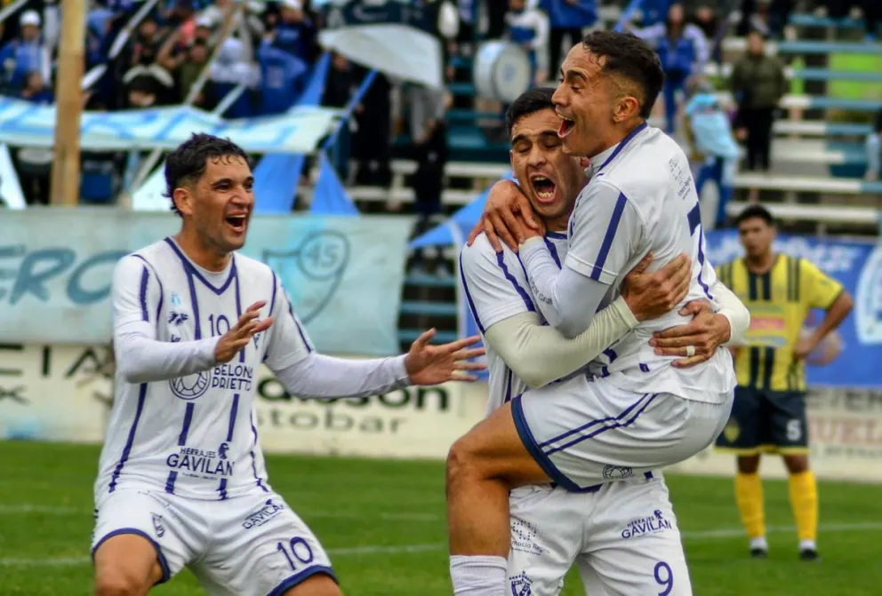 Tobias Rivas (7) y Rubén García (9), las cartas de gol de Regina. Foto: prensa Atlético Regina.