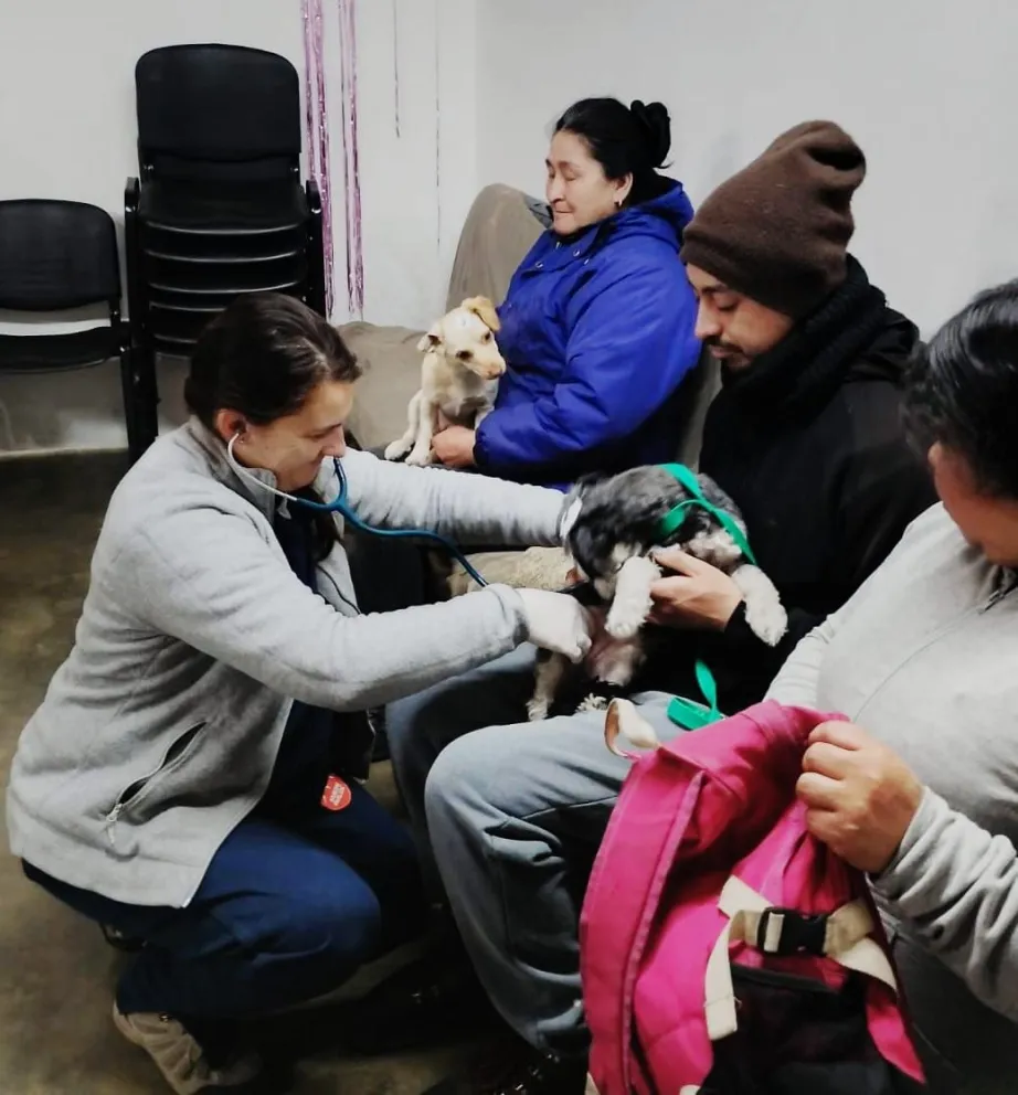 Continúa el trabajo de prevención de Sanidad Animal por los barrios. Foto gentileza