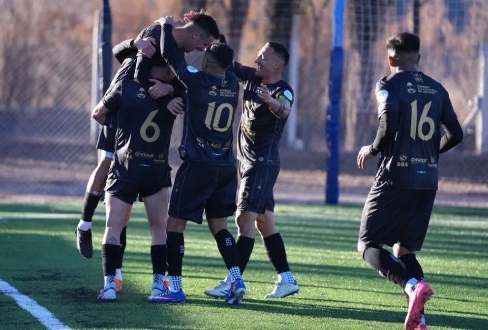 Deportivo Rincón abraza a Carlos Ávila, el goleador neuquino. Foto: facebook Deportivo Rincón.