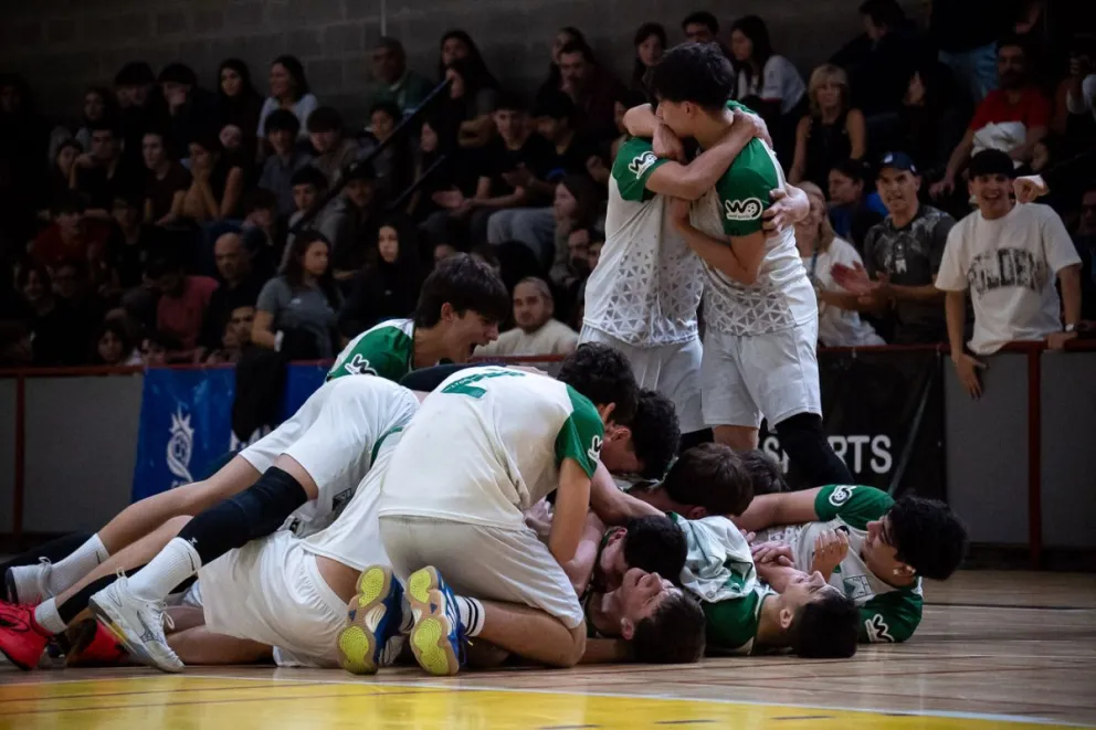 Los festejos de Ferro y S.E.D.A.L.O, los grandes campeones del Nacional. Fotos: prensa CAH.