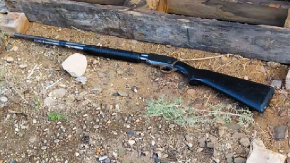 El personal logró secuestrar un rifle calibre 22.
