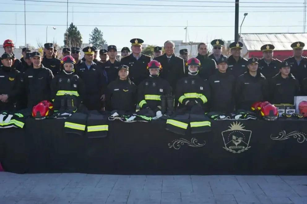 El gobernador realizó la entrega de equipamiento.