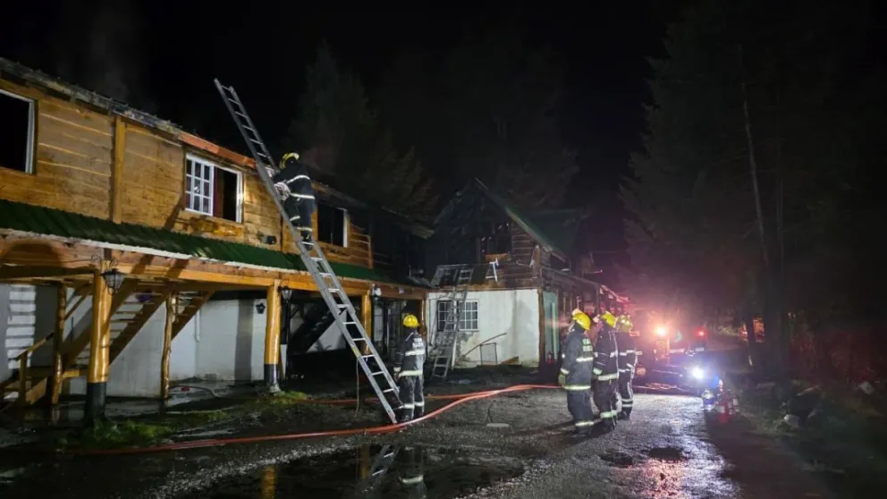 El fuego afectó la parte superior del hotel y demandó varias horas de trabajo. Fotos gentileza 