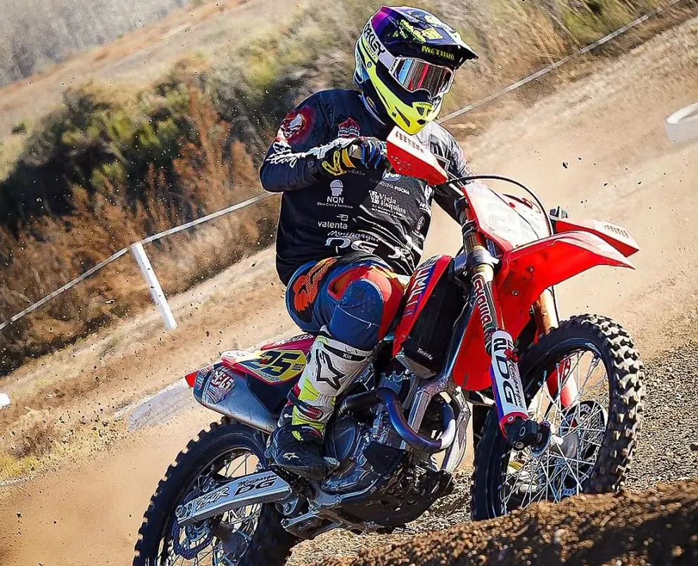 Más de 120 motos dijeron presente en el regreso a Valle Medio. Fotos: Enduro Cross.
