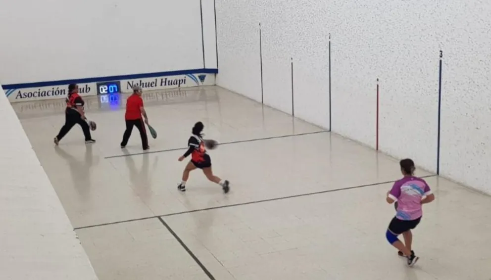 Una vez más, el Nahuel Huapi se llenó de pelota a paleta. Fotos gentileza. 