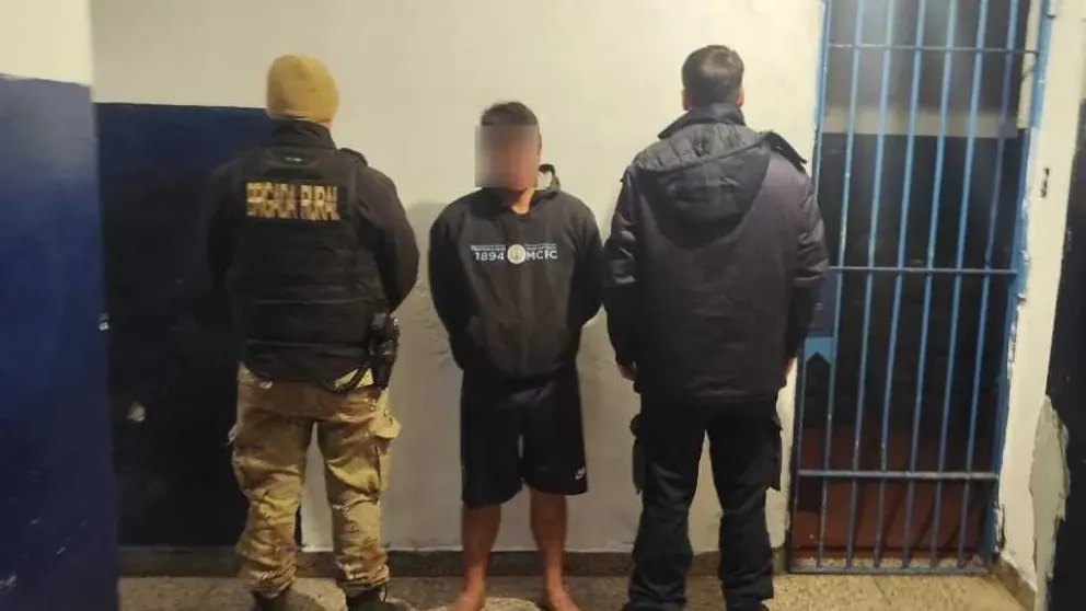 La Policía recapturó al hombre buscado y recuperó un vehículo.