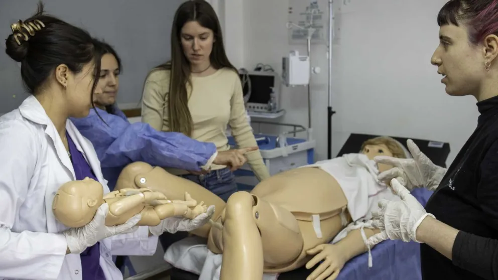 Estrenaron el simulador obstétrico de alta fidelidad recientemente incorporado al Centro de Simulación de la Sede Andina. Fotos gentileza 