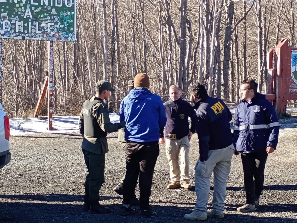 Gendarmería llevó al hombre hasta el límite chileno donde fue entregado a las autoridades del vecino país. Fotos: gentileza.